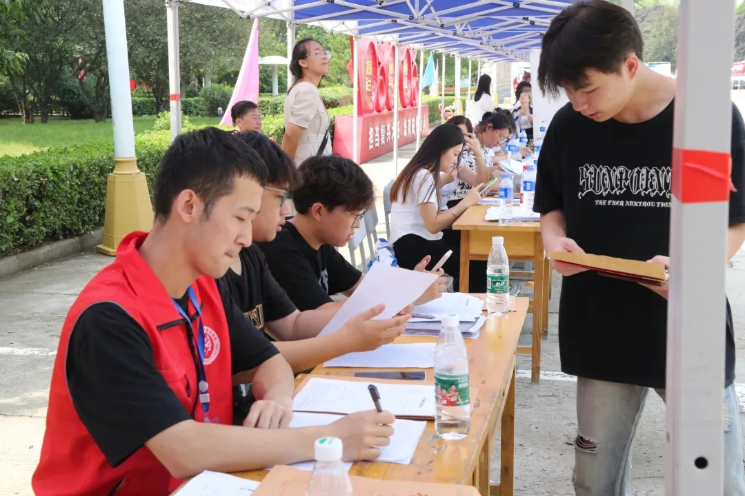 華翔學(xué)院新生報到，迎新啦！